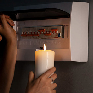 Почему моргает свет в квартире: причины и последствия