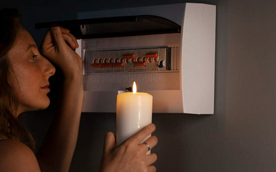 Почему моргает свет в квартире: причины и последствия