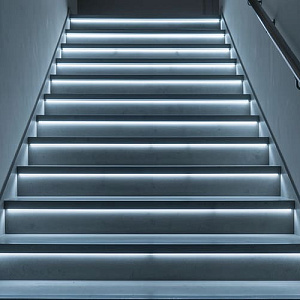 Освещение лестницы: лучшие решения и способы реализации