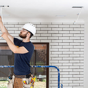 Как повесить люстру на натяжной потолок и не повредить его