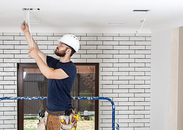 Как повесить люстру на натяжной потолок и не повредить его