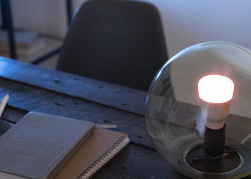 Почему светодиодная лампа светится после выключения: причины и решения